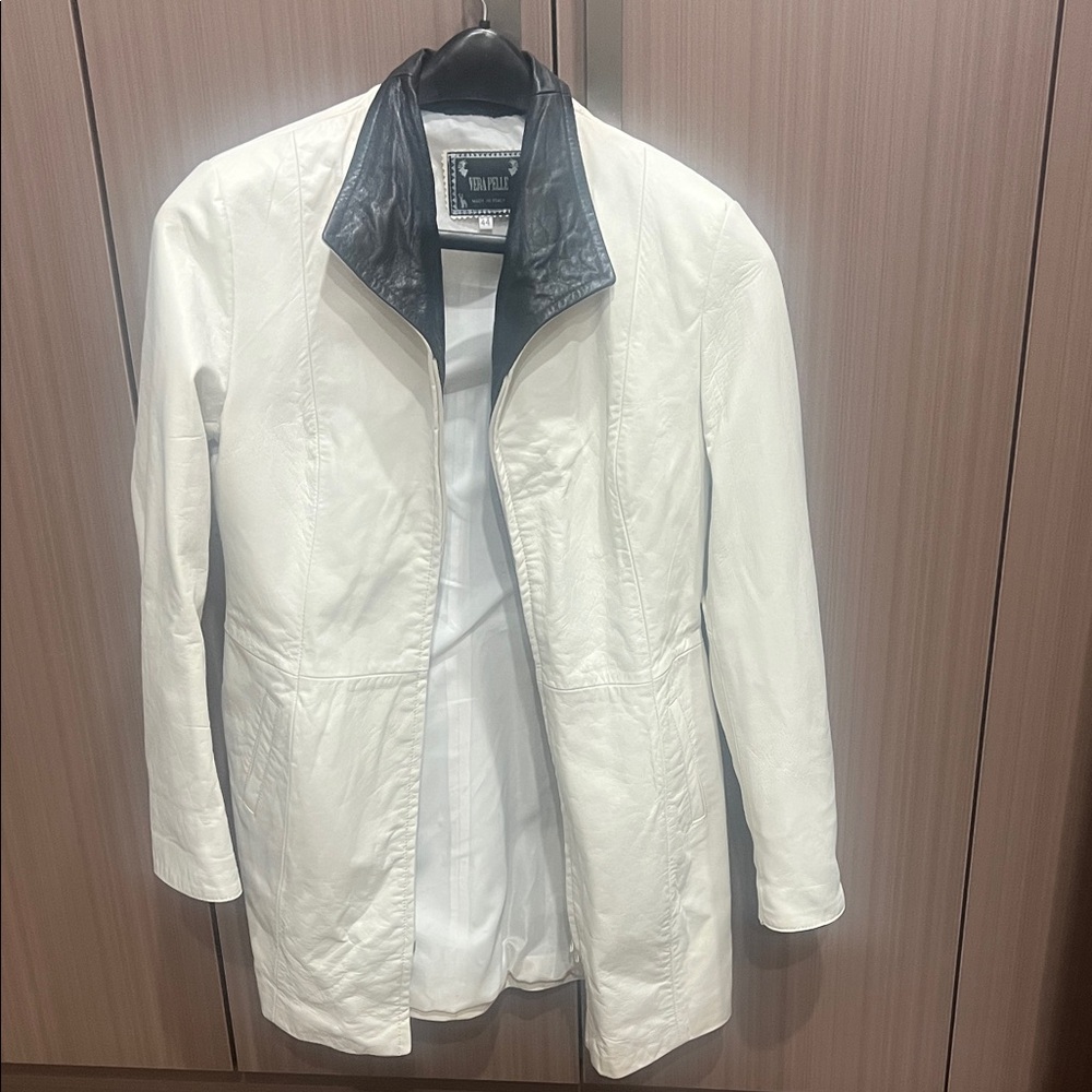 Vera Pelle White Leather Jacket with Black Collar
